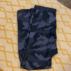 OldNavy camo elevate leggings size medium. Great condition. Has pockets